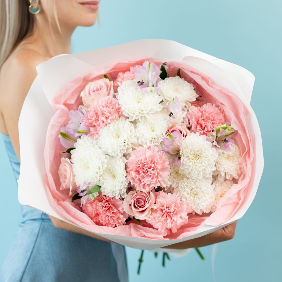 Сборный букет из хризантем и диантусов