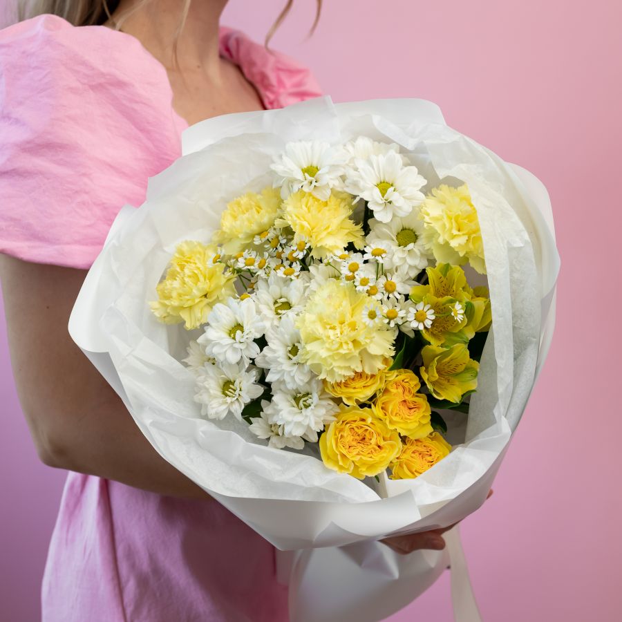 Сборный букет лимонный из диантусов и ромашек