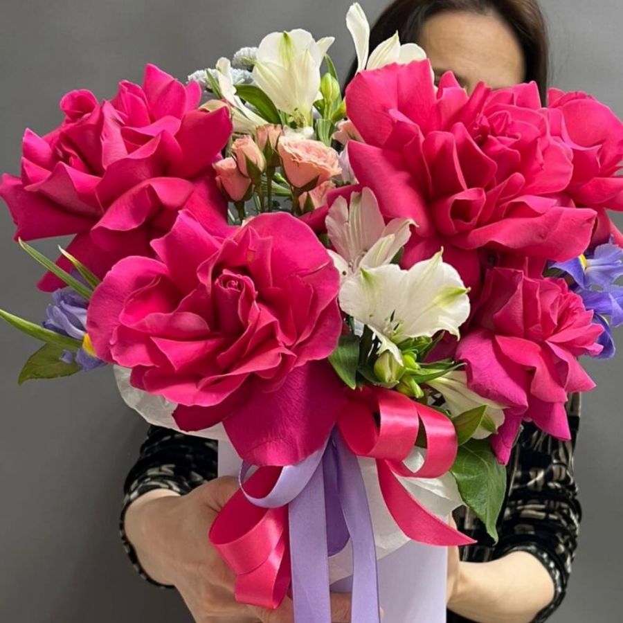 Коробка с малиновыми розами