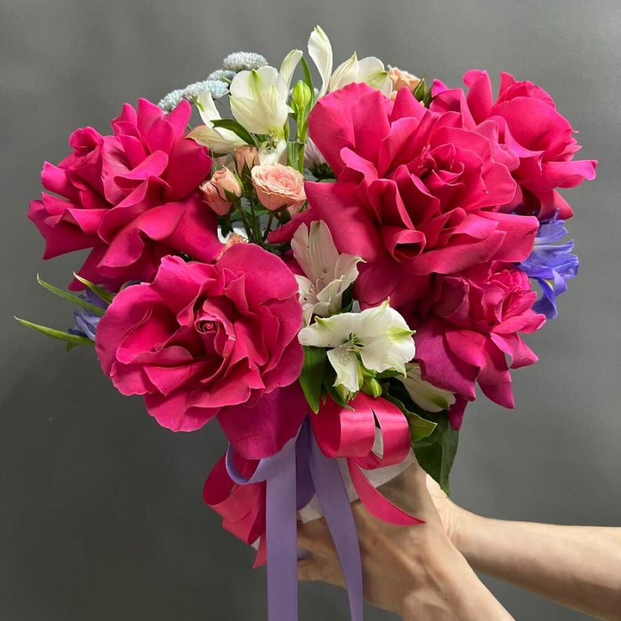 Коробка с малиновыми розами