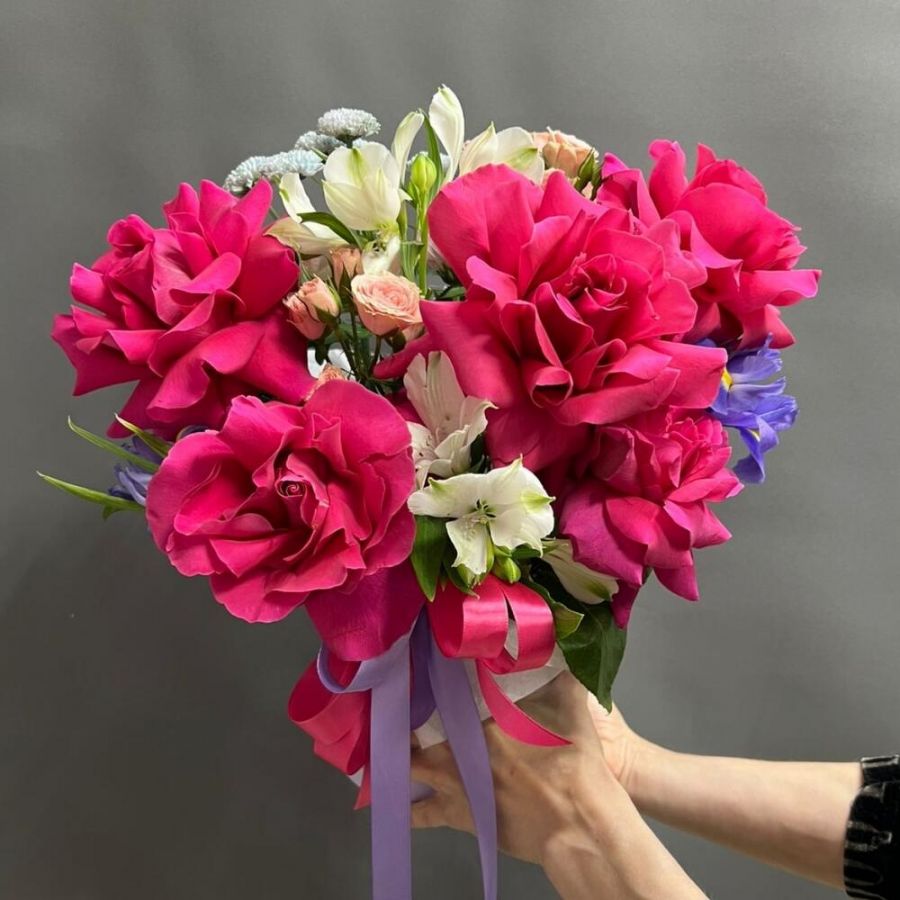 Коробка с малиновыми розами