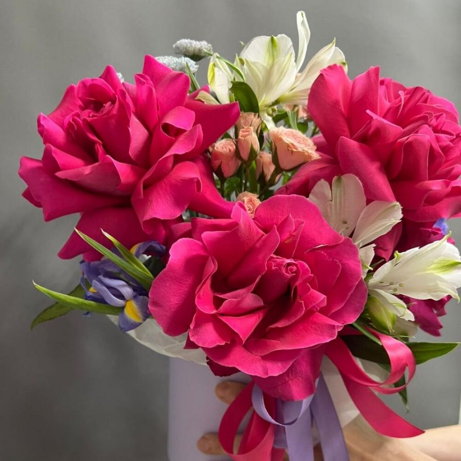 Коробка с малиновыми розами