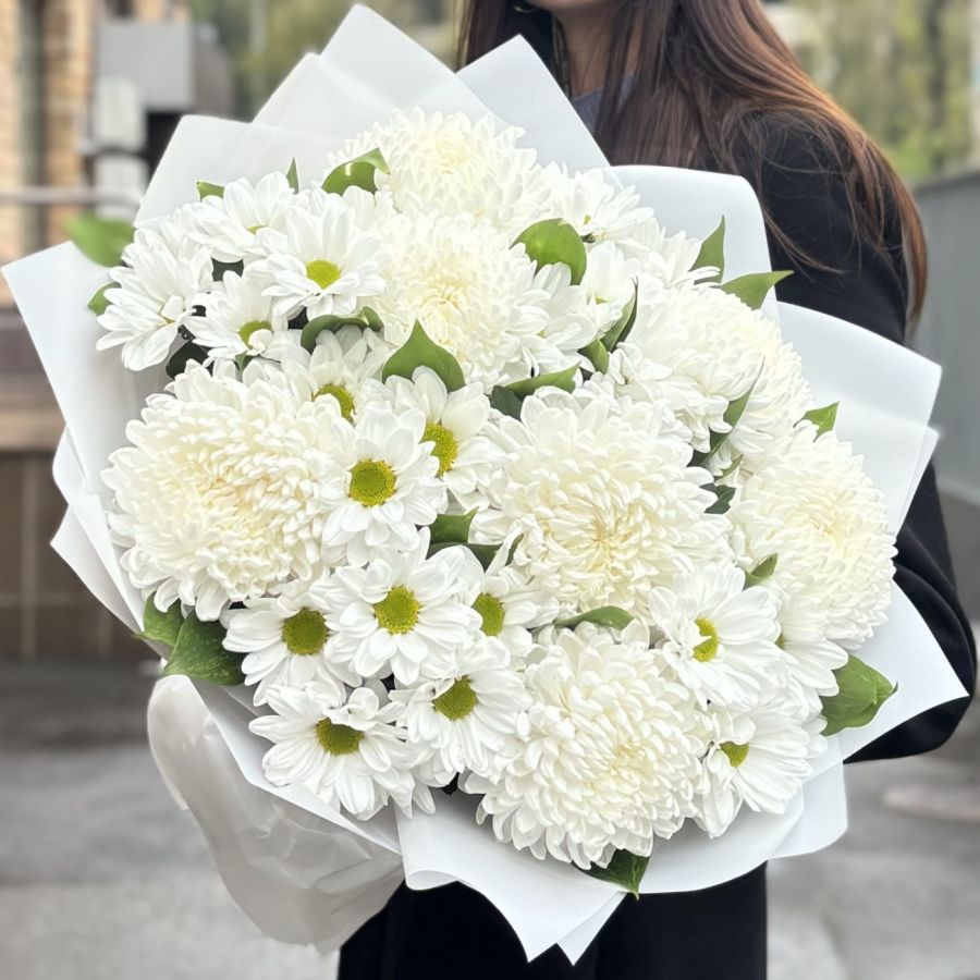 Воздушный букет из белых хризантем