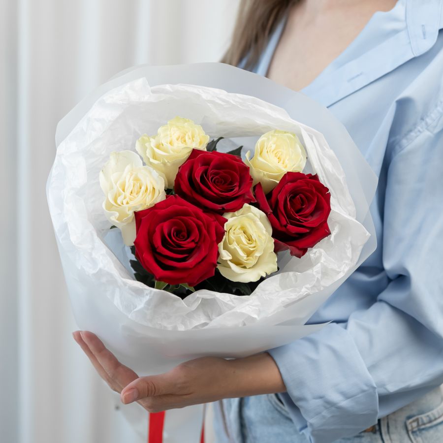 7 красно-белых роз (сорт Эквадор 60 см)