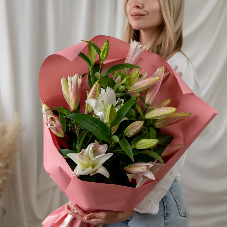 5 лилий в дизайнерской упаковке