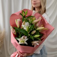 5 лилий в дизайнерской упаковке