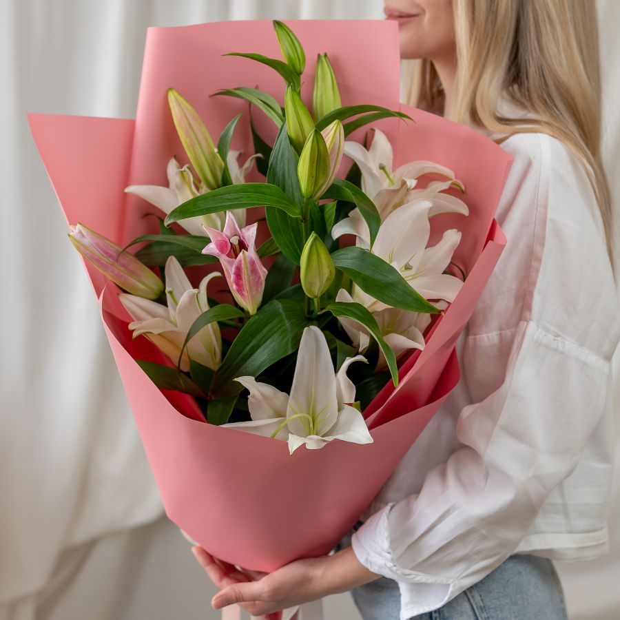 3 лилии в дизайнерской упаковке