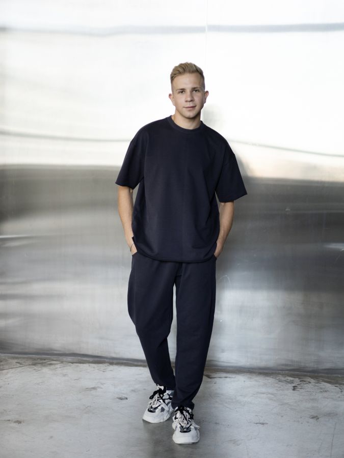 Брюки с защипами графит