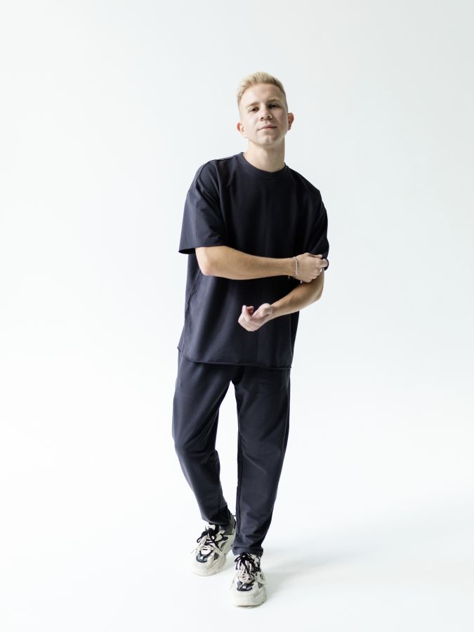 Брюки с защипами графит