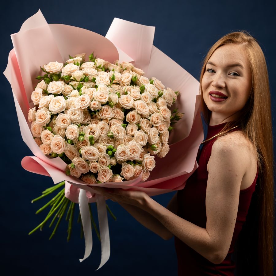 Букет из 25 кустовых персиковых роз