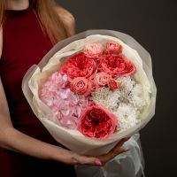 Сборный букет с розовыми пионовидными розами