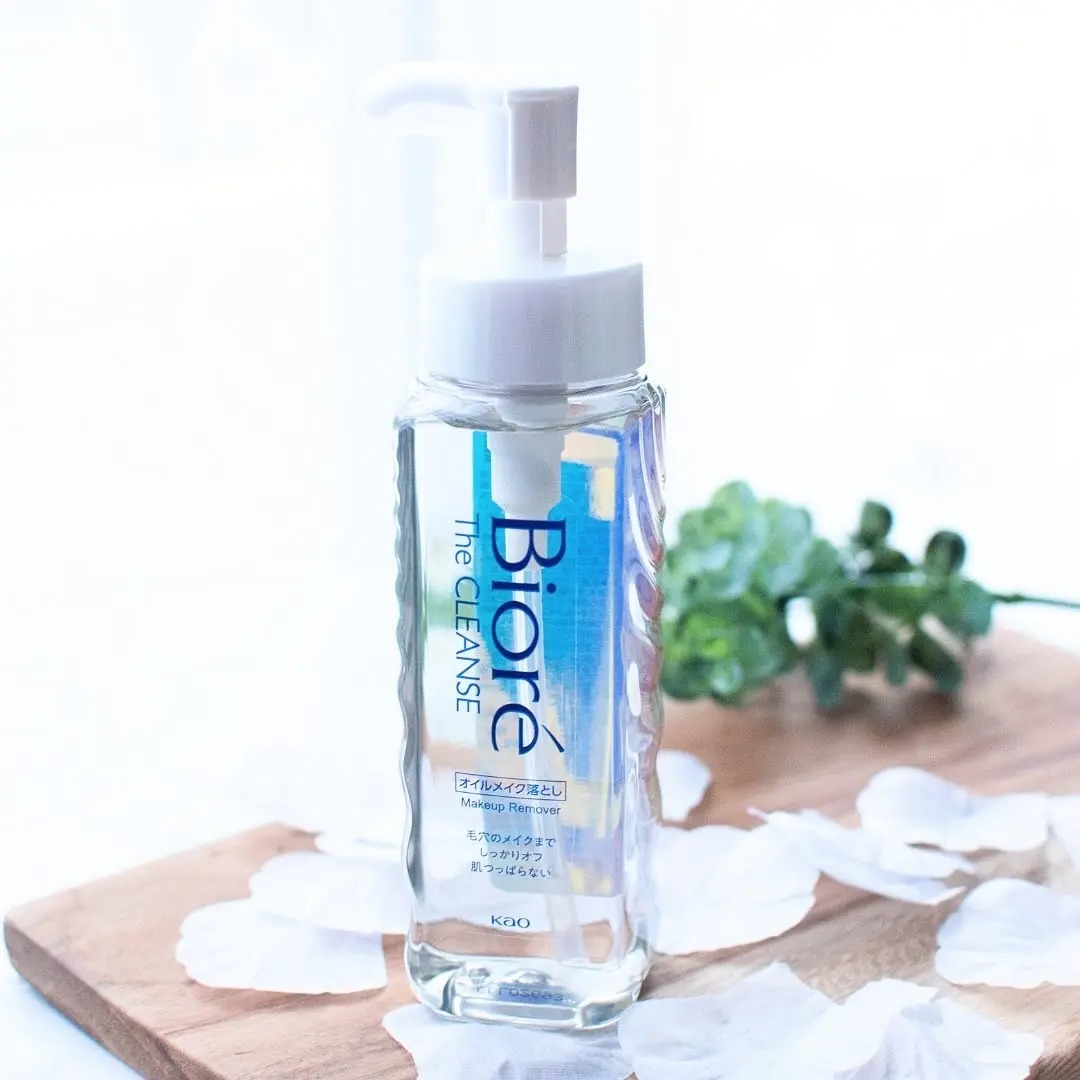 KAO "Biore The Cleanse Oil" Гидрофильное масло для снятия макияжа, с цветочным ароматом.