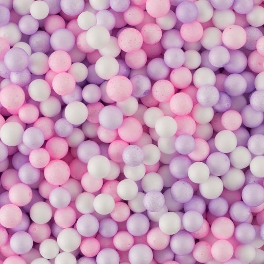 Розово-лиловые крупные пенопластовые шарики
