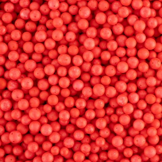 Красные крупные пенопластовые шарики