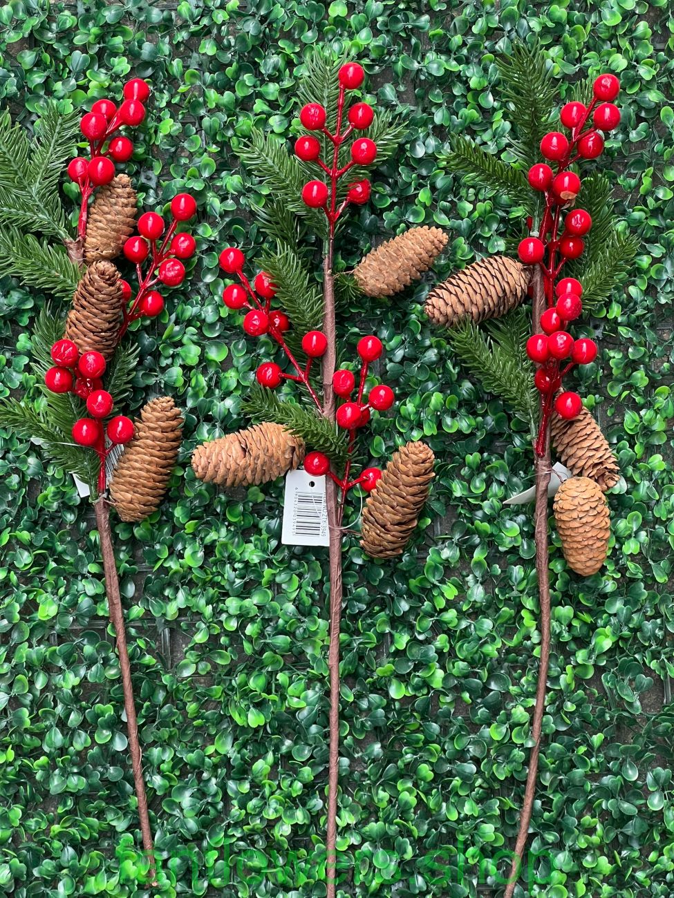 Новогодняя еловая ветка с ягодками и шишками для декора