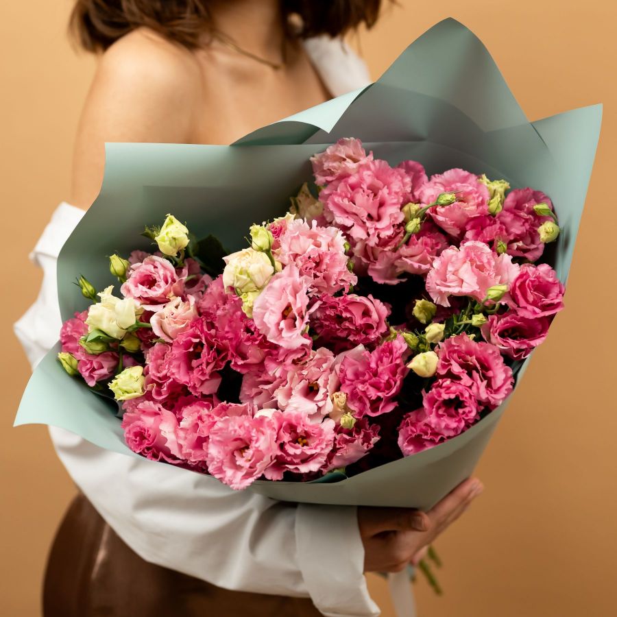 Эустома розовая розовая в оформлении (от 5 шт)