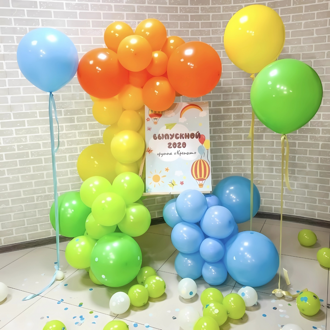 Яркое оформление садика с мольбертом из шаров с гелием и воздухом