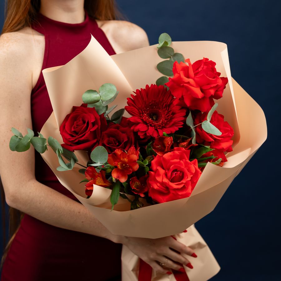 Сборный букет с красной герберой