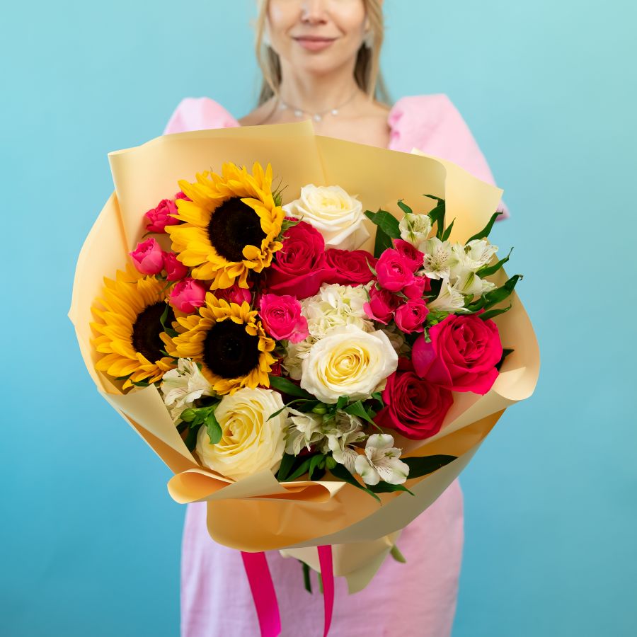 Сборный букет с 3 подсолнухами