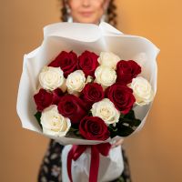 Красные и белые розы 15 шт