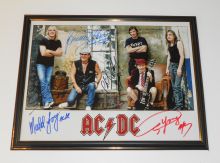 Автографы: AC/DC. Ангус Янг, Малколм Янг, Фил Радд, Клифф Уильямс, Брайан Джонс. Редкость
