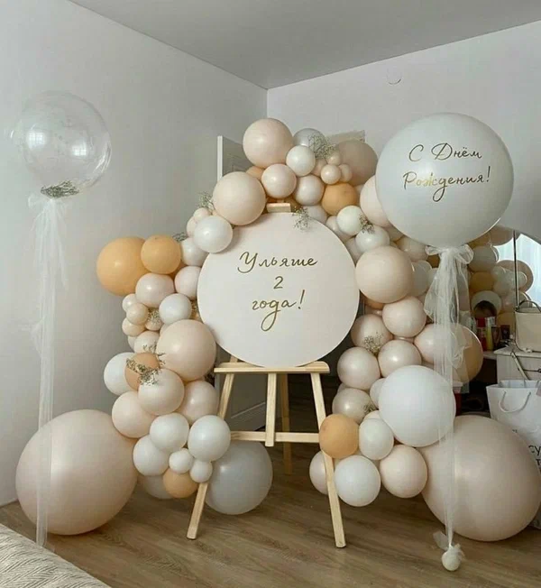 Бенто фотозона с гипсофилой из воздушных шаров с мольбертом