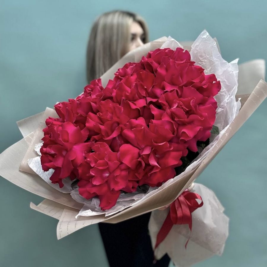 Малиновые французские розы