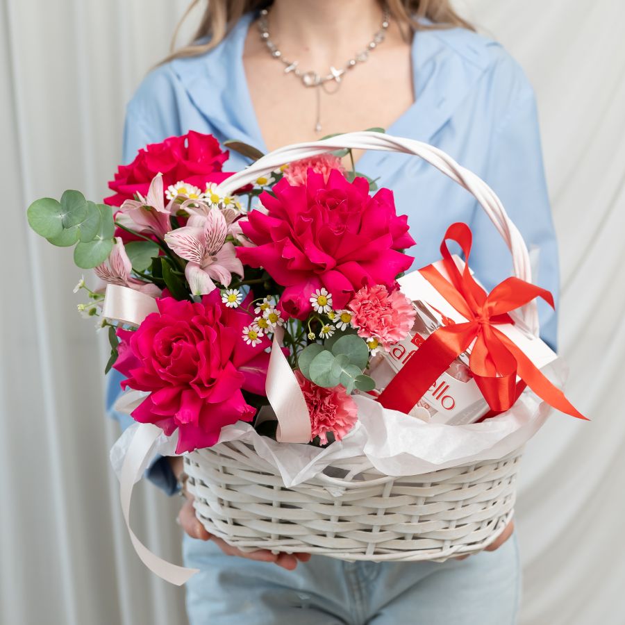 Цветочная корзина с рафаэлло размер S