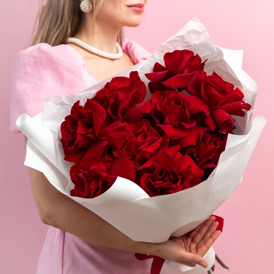 9 французских роз красных в упаковке