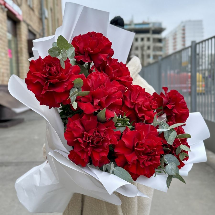 9 красных ажурных роз Хартс с эвкалиптом