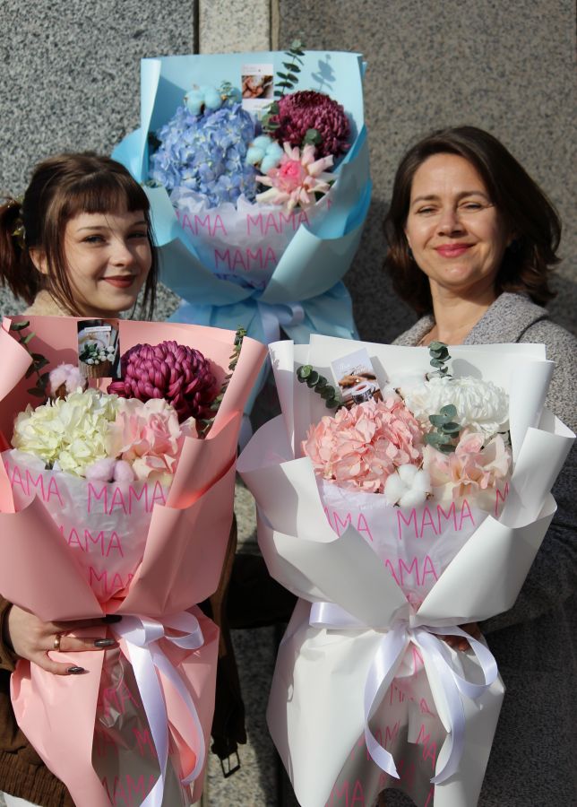Яркий букет с гортензией и хризантемой Бигуди для мамы