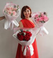 Букет из кружевных роз в фирменной упаковке с открыткой на металлическом держателе