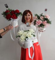 Композиция из французских роз с зеленью в коробке