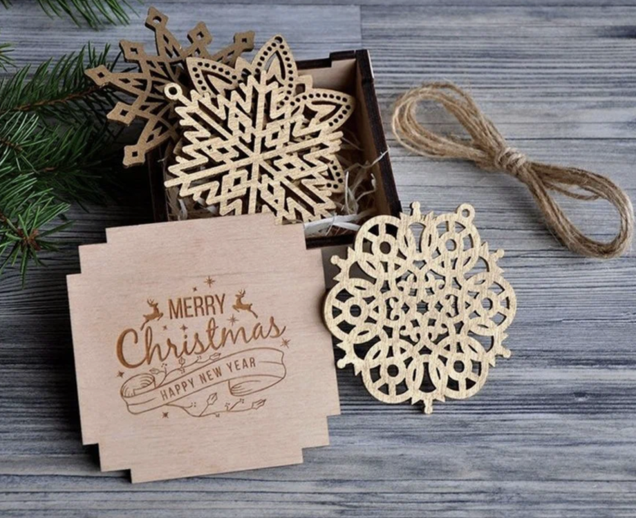 Набор из новогодних игрушек с коробочкой