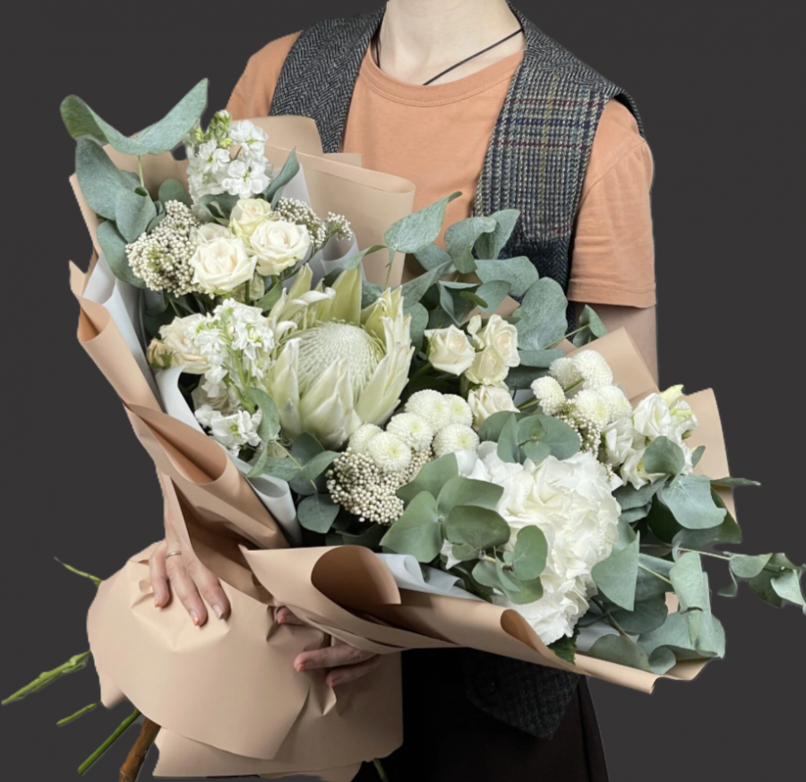 Букет с протеей, гортензией и кустовыми розами "Тайное Признание"