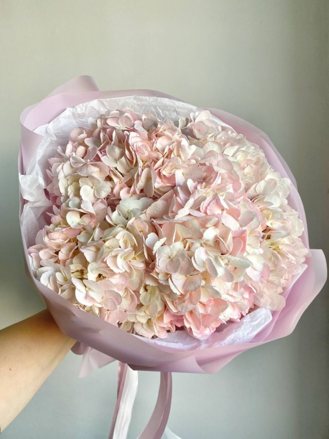 Букет "Поцелуй в цветах" из розовых гортензий