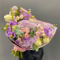 Букет с сиреневой гортензией, кустовой пионовидной розой, матиолой и лизиантусом "Луна"