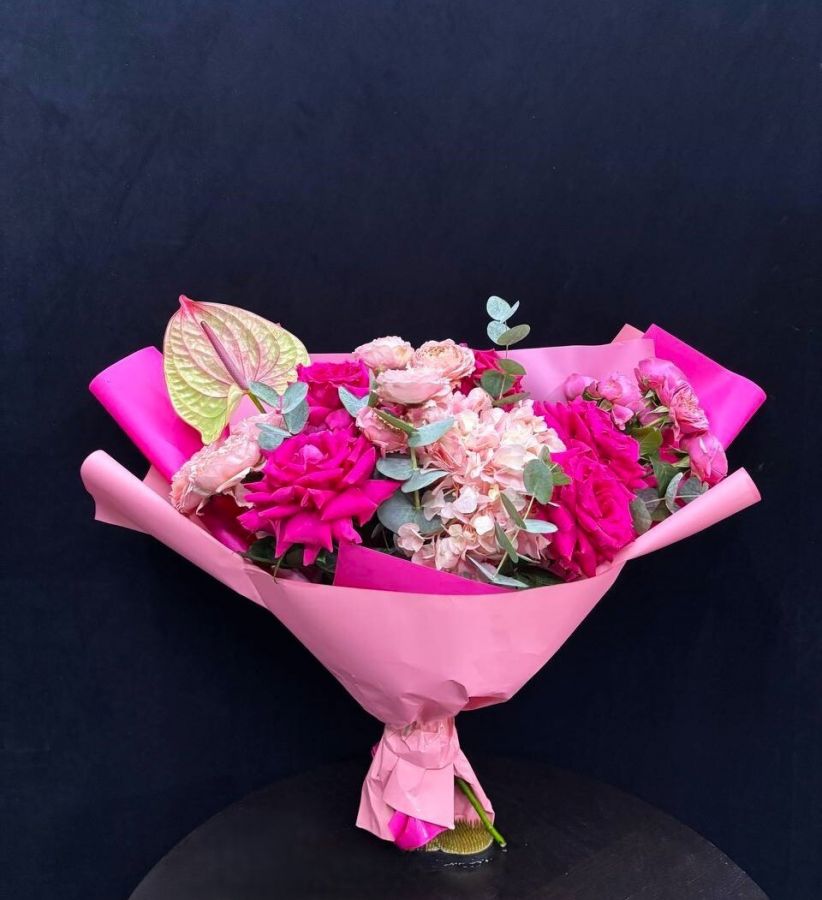 Букет с французскими розами, кустовой пионовидной розой и антуриумом "Волшебное воспоминание"