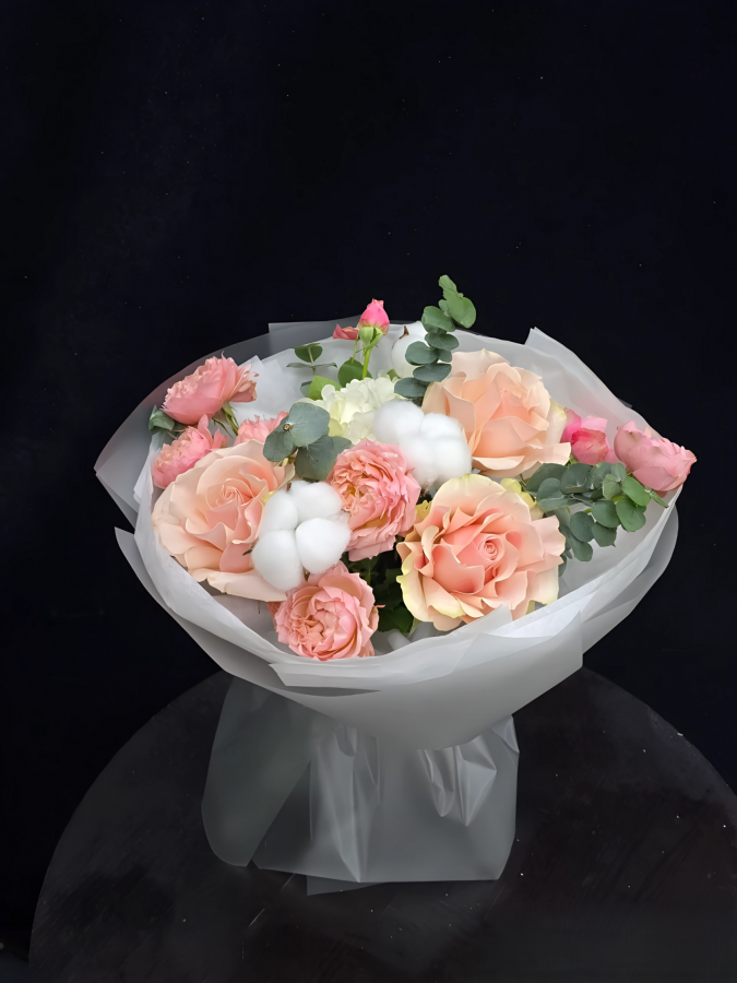 Букет с кустовой пионовидной розой, гортензией, хлопком и французскими розами "Весенний Ветер"