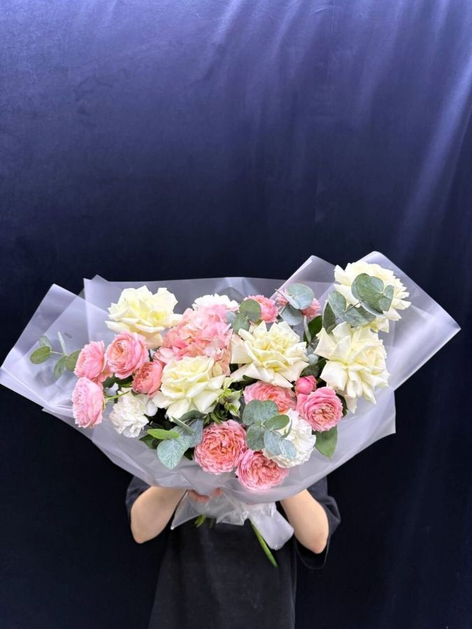 Букет с пионовидными розами и гортензией "Сон наяву"