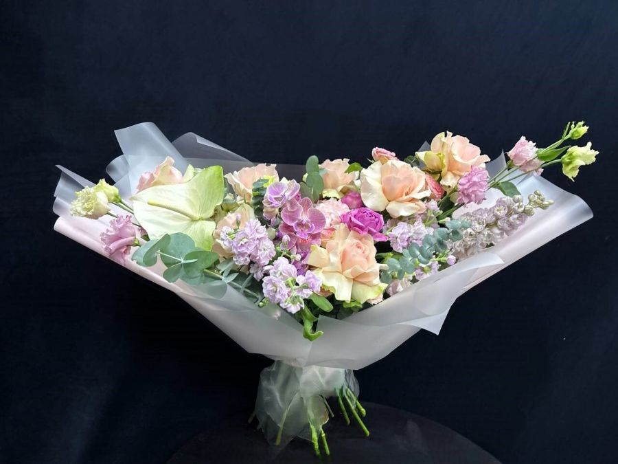 Букет с орхидеей, французскими розами, антуриумом, маттиолой и дельфиниумом "Облако желаний"