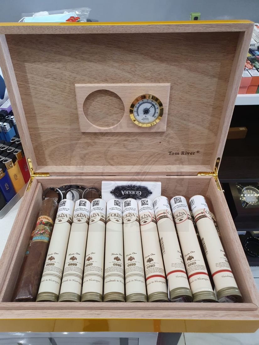 Подарочный набор сигар Flor de Oliva в хьюмидоре с аксессуарами