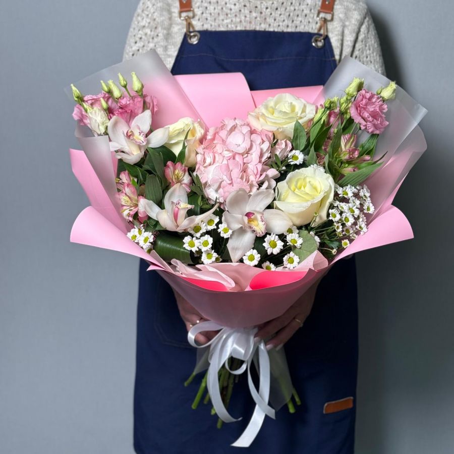Большой букет с розовой гортензией
