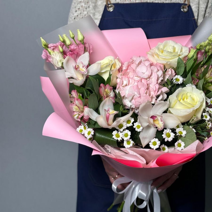 Большой букет с розовой гортензией