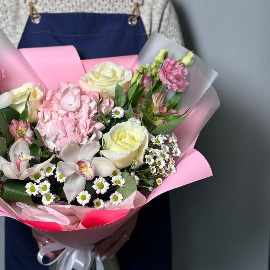 Большой букет с розовой гортензией