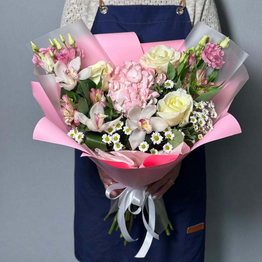 Большой букет с розовой гортензией