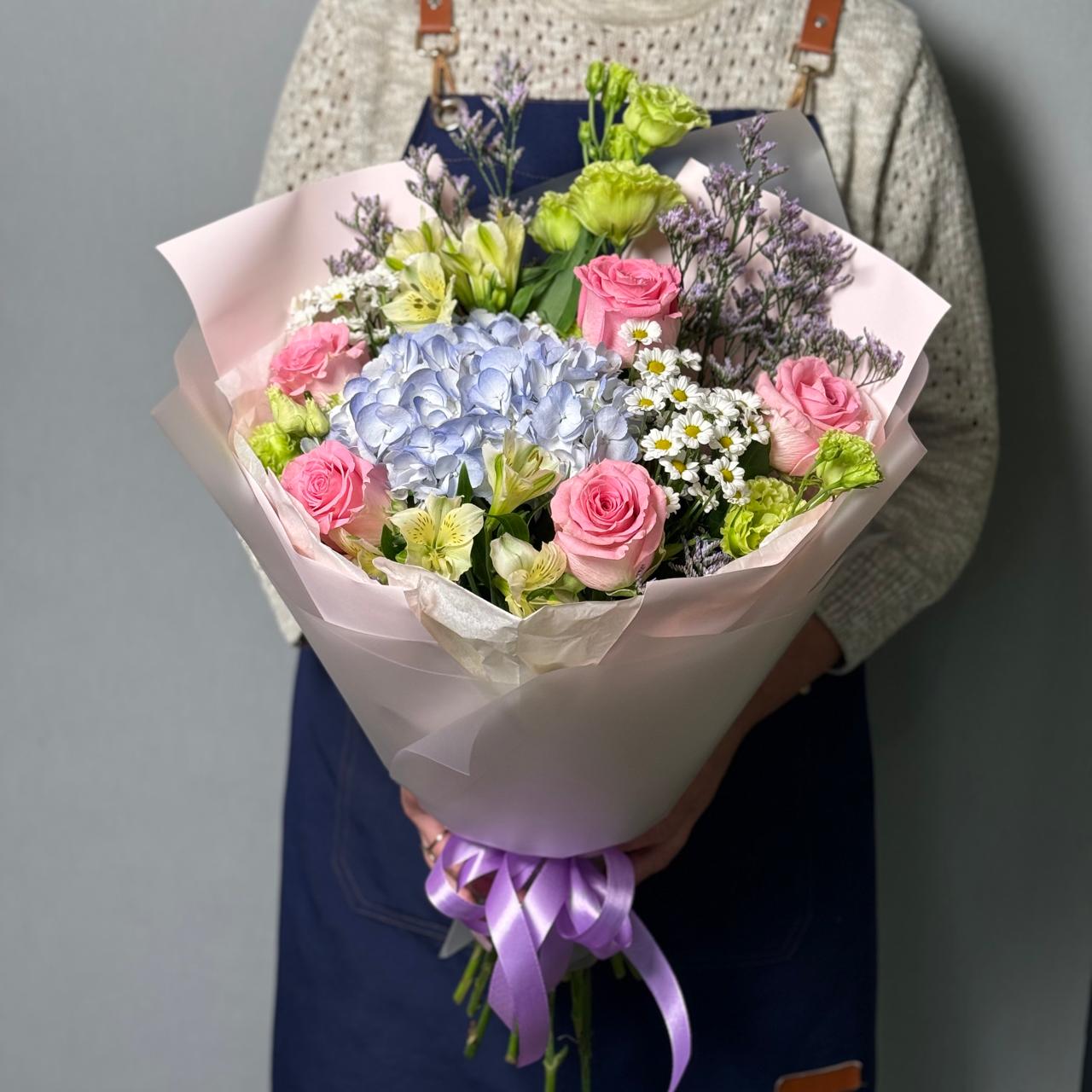 Букет с розовыми розами и гортензией