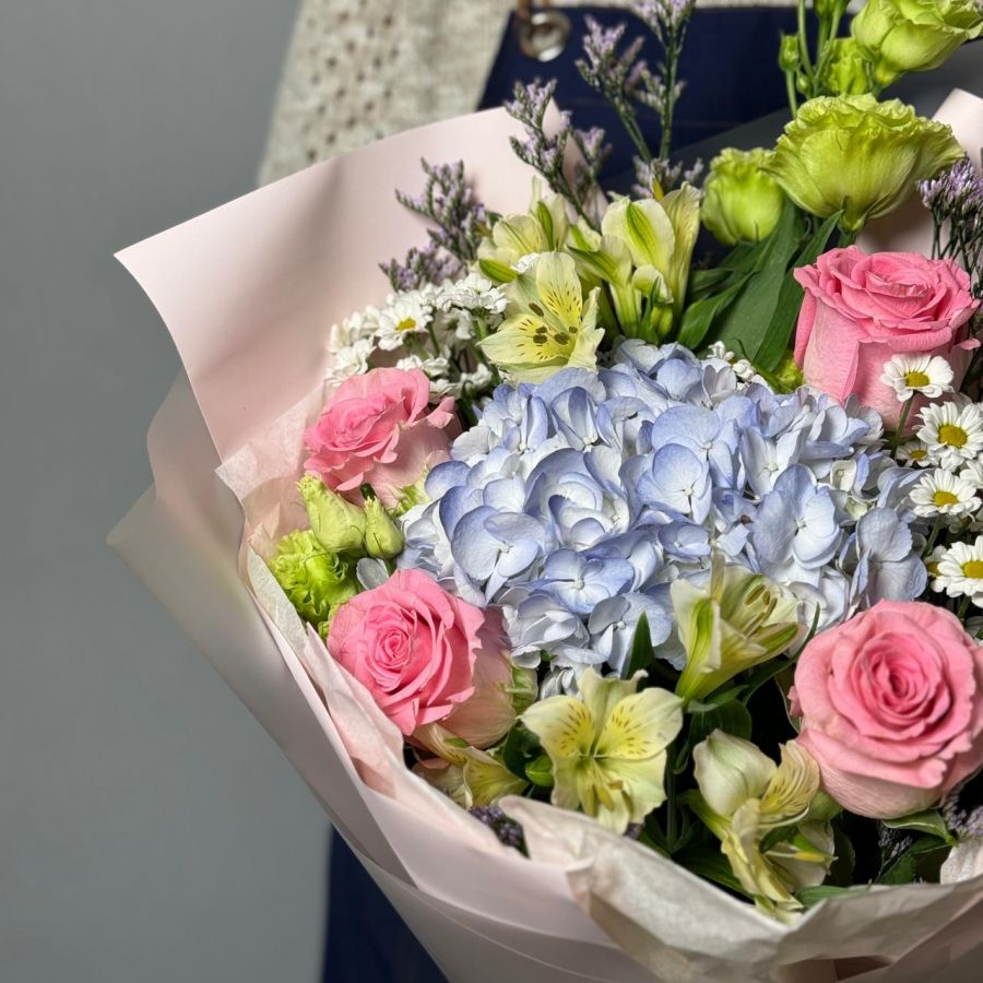 Букет с розовыми розами и гортензией