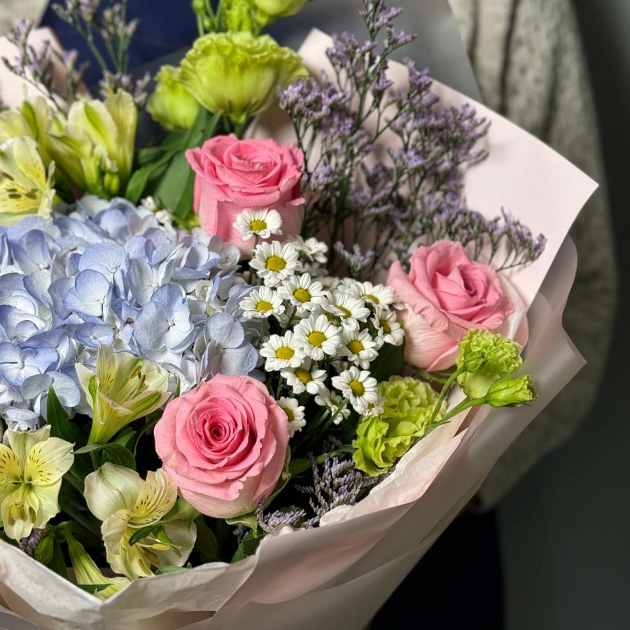 Букет с розовыми розами и гортензией
