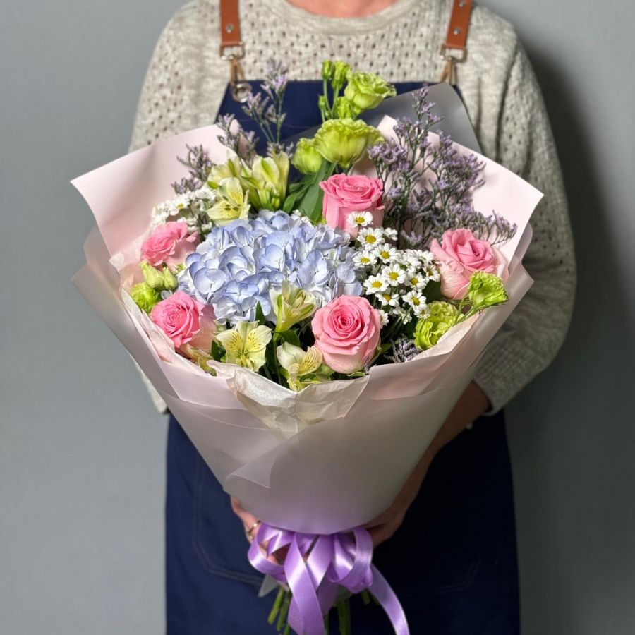 Букет с розовыми розами и гортензией
